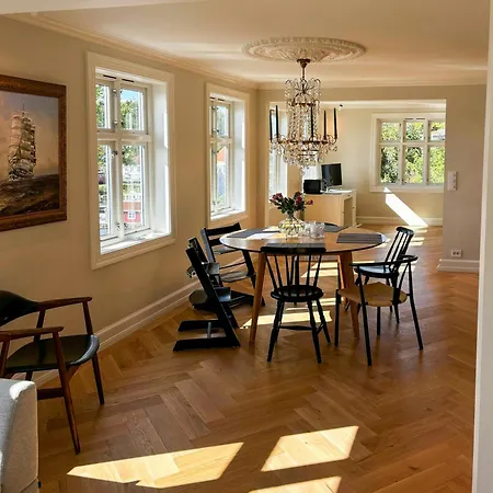 Сasa de vacaciones Renovated Coastal With Jetty Arendal *