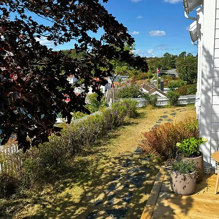 Сasa de vacaciones Renovated Coastal With Jetty Arendal *