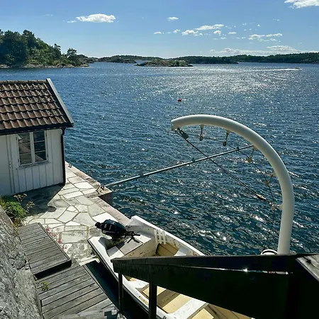 Сasa de vacaciones Renovated Coastal With Jetty Arendal Færvik